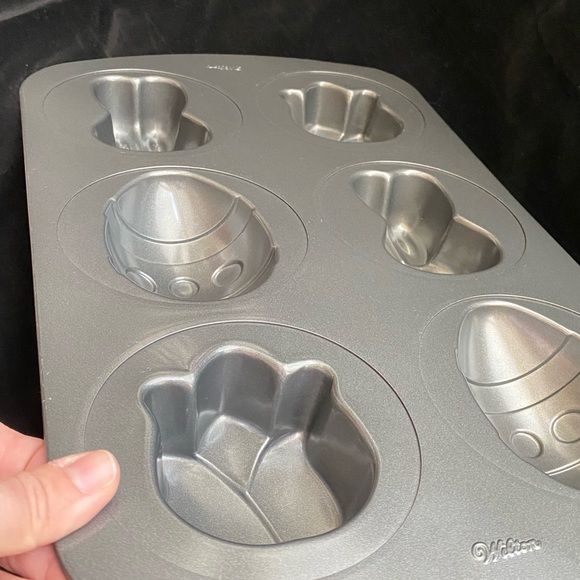 EUC Wilton Easter Mini Cake Pan. Metal cake pan makes 6 Mini Cakes - Picture 11 of 11